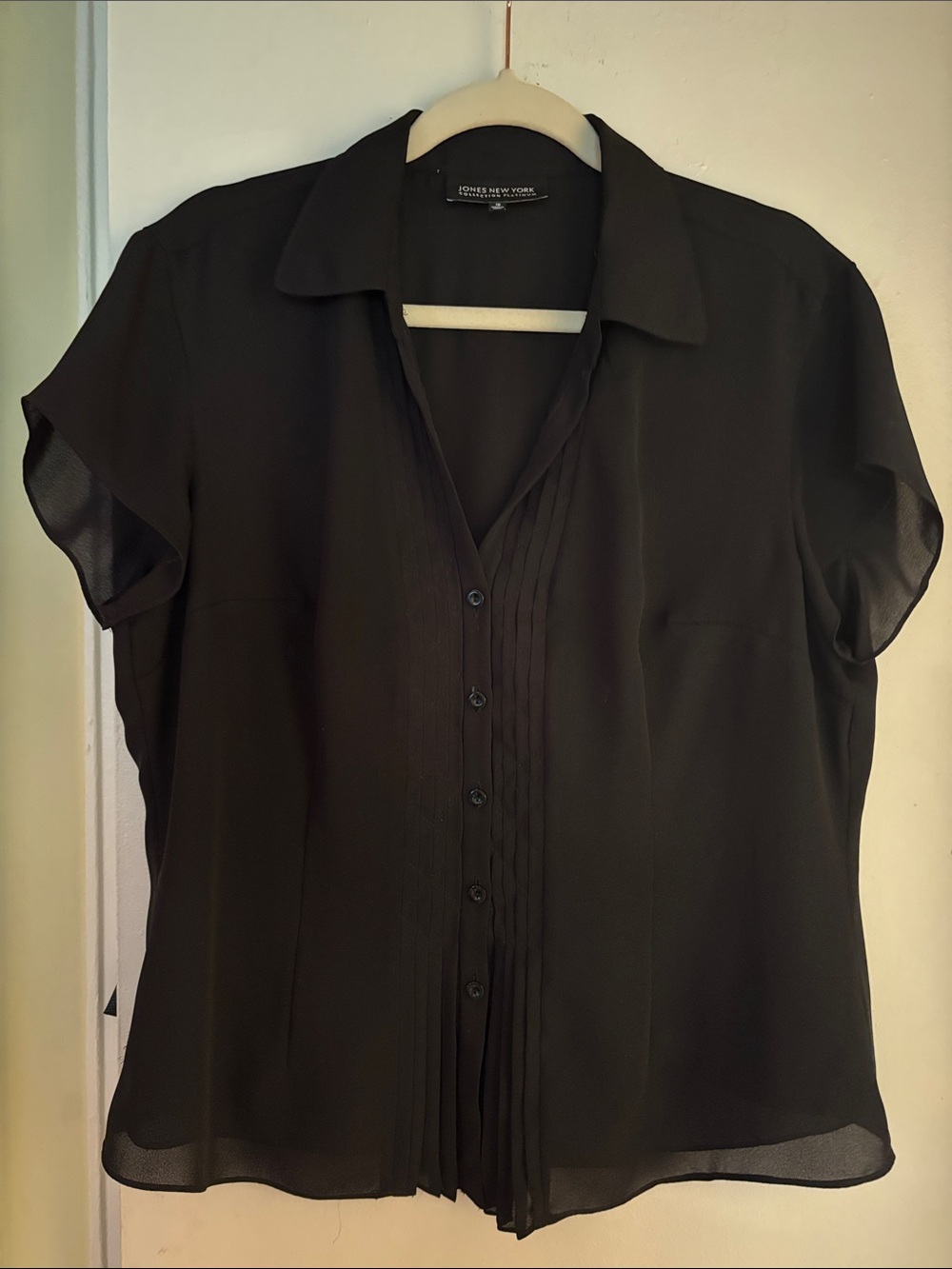 Jones New York Black Pleated Button-Front Short Sleeve Blousei